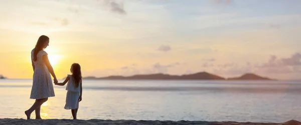 Mother and daughter at sunset — Stock Photo, Image