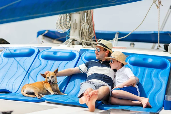 Famiglia a vela su uno yacht di lusso — Foto Stock