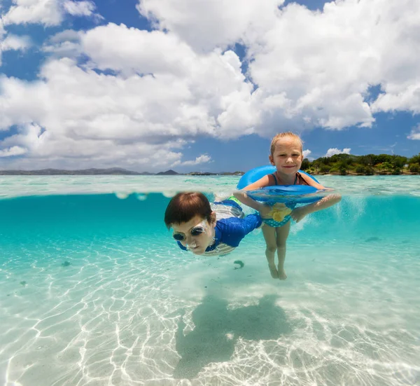 Kids swimming in a tropical ocean — Stock Photo, Image