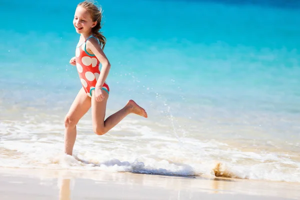 Schattig klein meisje op strand — Stockfoto