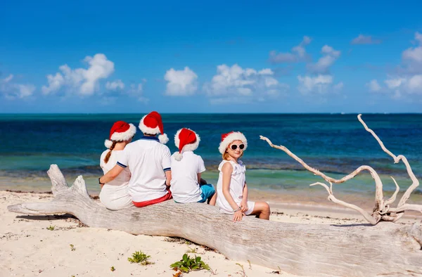 Famille à la plage à Noël — Photo