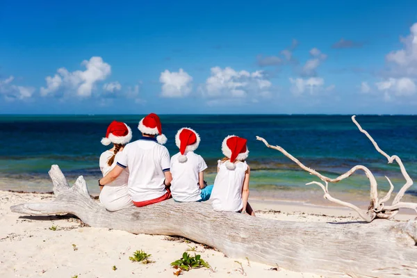 Familie feiert Weihnachten am Strand — Stockfoto