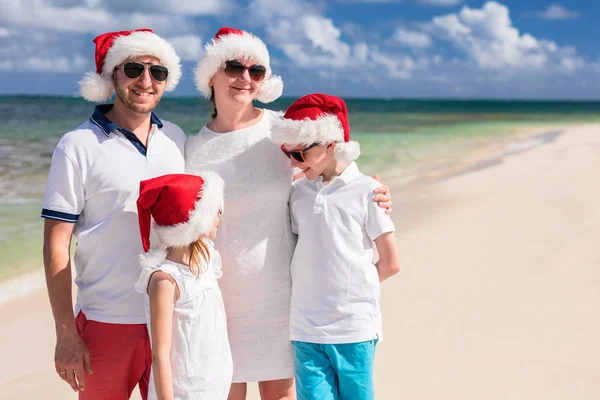 在海滩上圣诞家庭 — 图库照片