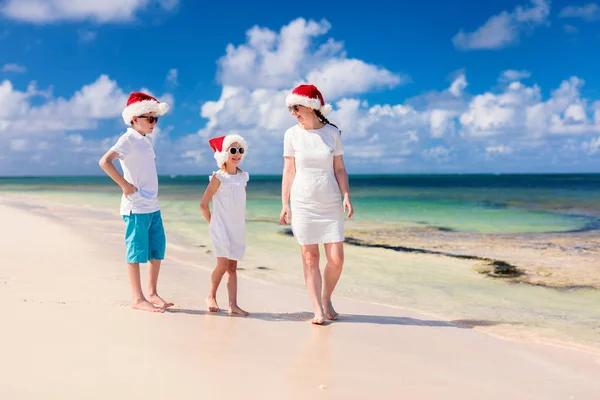 Familjen på stranden på jul — Stockfoto