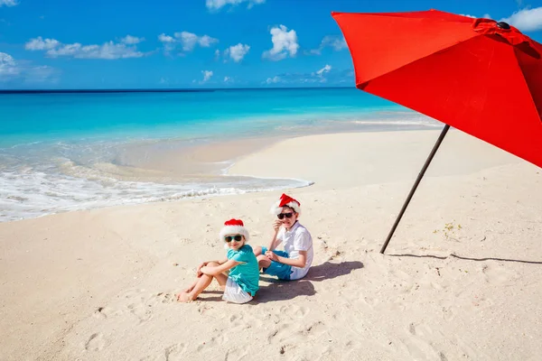 Crianças na praia no Natal — Fotografia de Stock