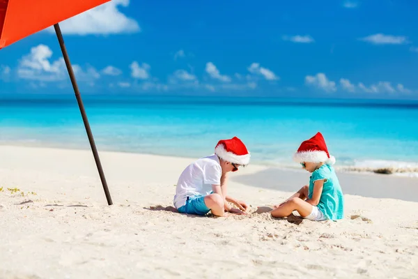 Kids op strand op Kerstmis — Stockfoto