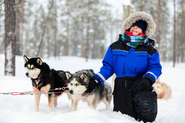 Menino com cão husky — Fotografia de Stock