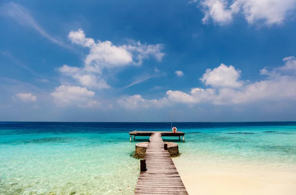 Jetty de madeira e águas turquesa — Fotografia de Stock