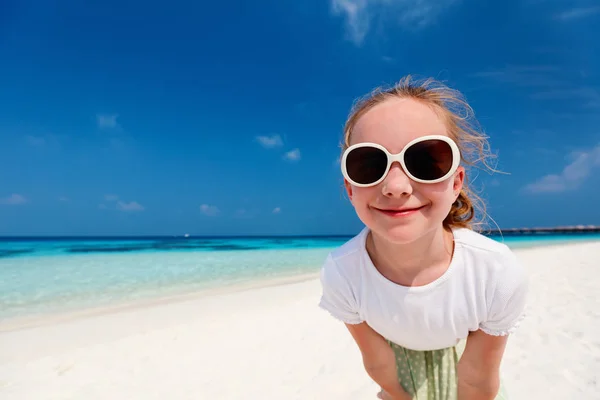 Aranyos kis lány, strandon — Stock Fotó