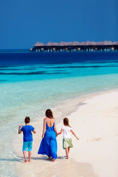 Madre e bambini alla spiaggia tropicale — Foto Stock