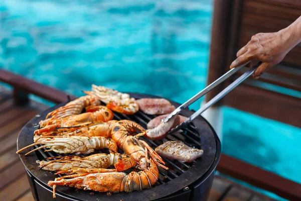 Lobsters and crayfish grilling — Stock Photo, Image
