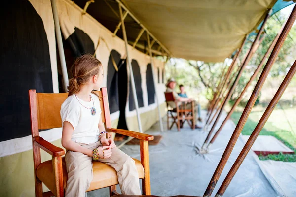 Familie in safari tent — Stockfoto