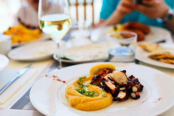 Delicious grilled octopus — Stock Photo, Image