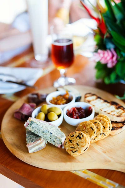 Aperitivos en bandeja de cerveza —  Fotos de Stock