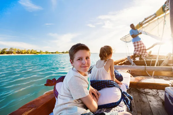 Děti plavbu v tradiční arabské plachetnici dhau — Stock fotografie