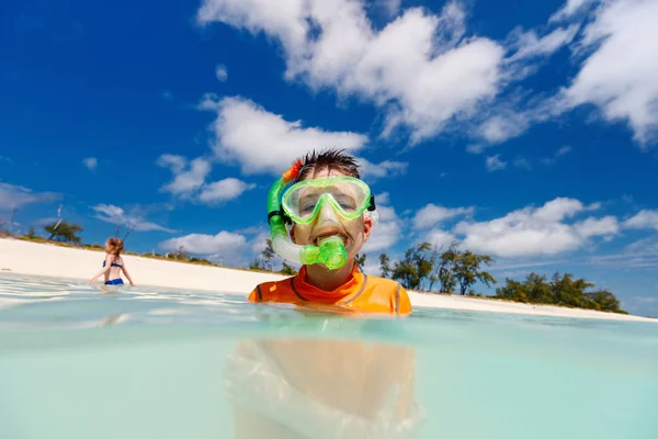 Gelukkige jongen snorkelen — Stockfoto