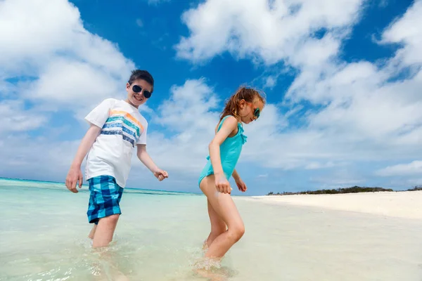 A gyerekek érzik magukat a tengerparton — Stock Fotó