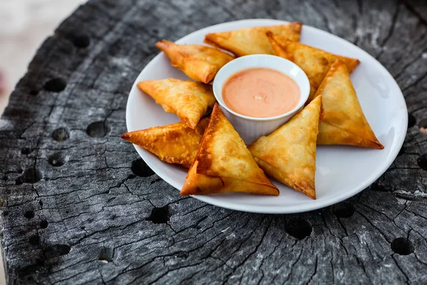 Crispy samosas with sauce — Stock Photo, Image