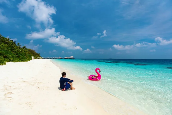 Pappa med dotter på stranden — Stockfoto