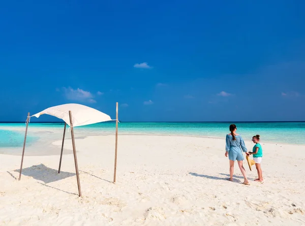 Mor och dotter på stranden — Stockfoto