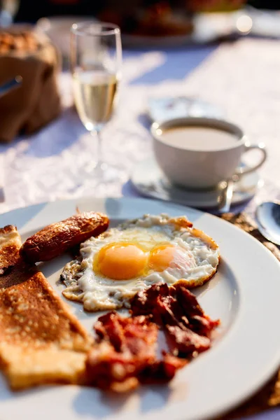 Frühstück mit Spiegeleiern — Stockfoto