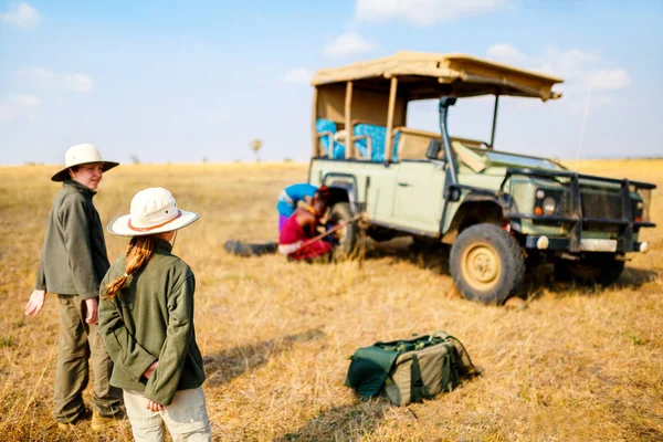 Çocuklar üzerinde safari oyun sürücü — Stok fotoğraf