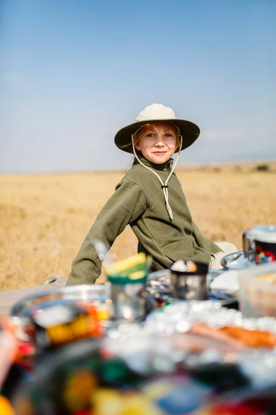 Liten flicka på safari bush frukost — Stockfoto