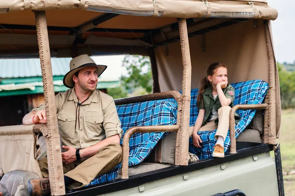 Familj på game drive — Stockfoto