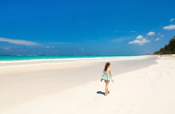 Entzückendes kleines Mädchen am Strand — Stockfoto