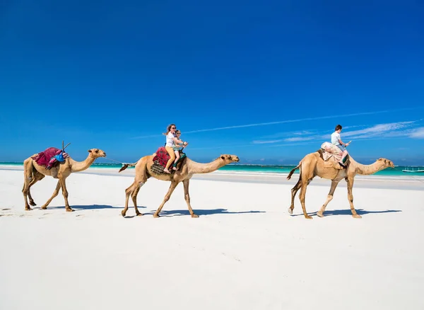 Mère et enfants à la plage tropicale — Photo