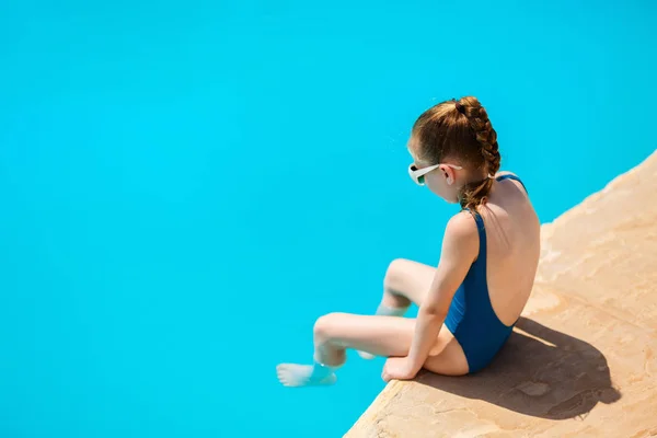 Menina na piscina — Fotografia de Stock