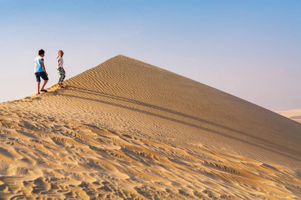 사막에서 재미 아이 — 스톡 사진