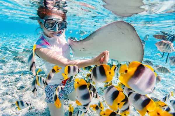 Mulher snorkeling com peixes tropicais — Fotografia de Stock