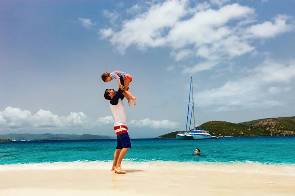 Far och dotter på stranden — Stockfoto