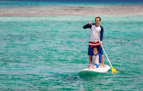 Father and son paddling — Stock Photo, Image