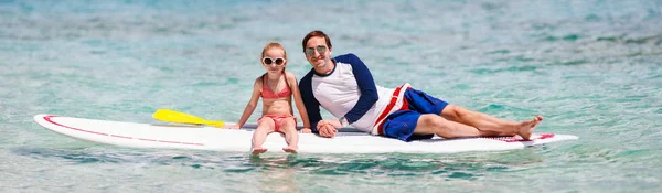 Vater und Tochter im Urlaub — Stockfoto