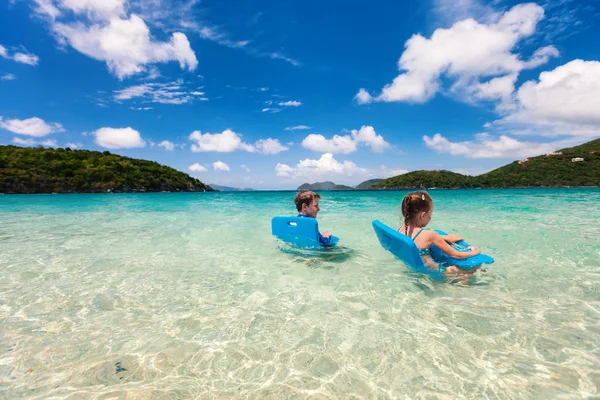 Kids swimming in a tropical ocean — Stock Photo, Image