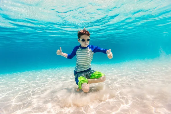 Garçon nageant sous l'eau — Photo