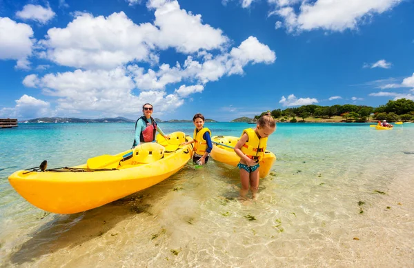 Famiglia kayak a oceano tropicale — Foto Stock