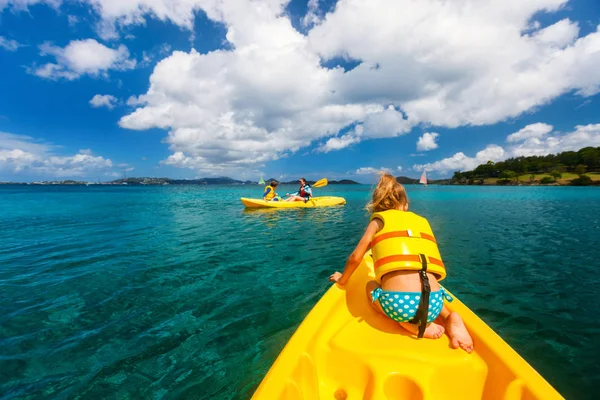 Kayak en famille à l'océan tropical — Photo