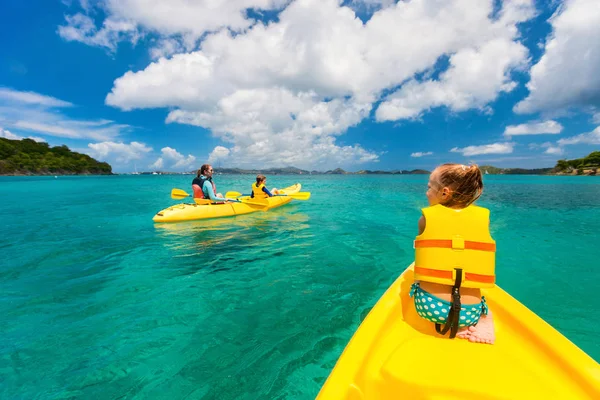 Familie kajakken op tropische oceaan — Stockfoto