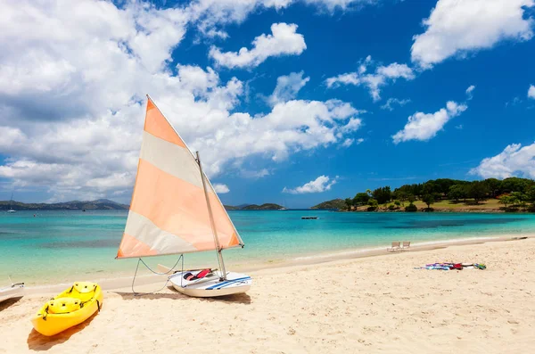 Kajaker på tropical beach — Stockfoto