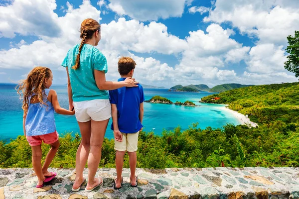 Familia en la bahía de Trunk en la isla de St John — Foto de Stock