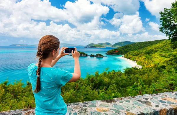 Turistické dívka v kufru zátoce na ostrově st john — Stock fotografie