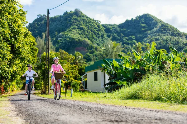 Familjen på cykeltur — Stockfoto