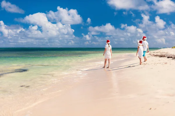 Famiglia in spiaggia a Natale — Foto Stock