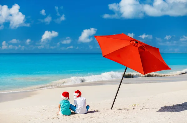 Barn på stranda i jula – stockfoto