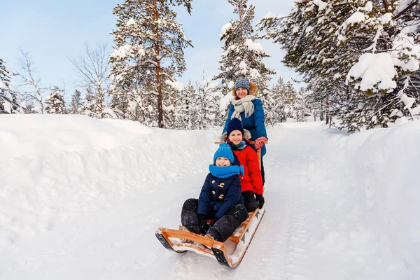 Мати і діти на відкритому повітрі взимку — стокове фото
