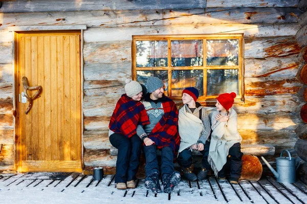 Família ao ar livre no inverno — Fotografia de Stock