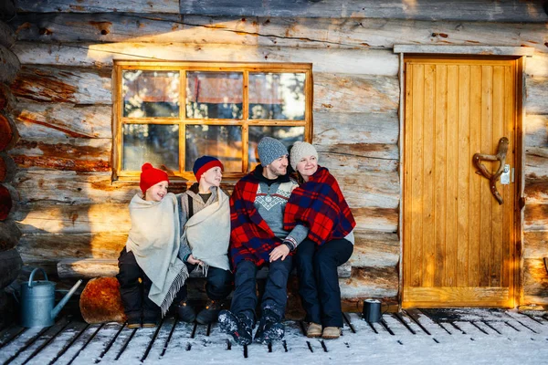 Familie buiten op winter — Stockfoto